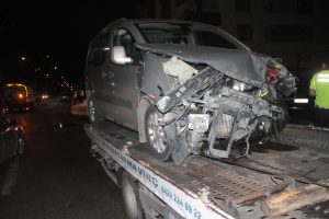 Minib&uuml;sle, hafif ticari ara&ccedil; &ccedil;arpıştı: 3 yaralı
