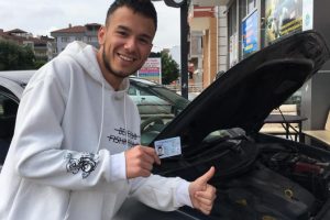 Sınava girecekti kimliği otomobilin camına sıkıştı