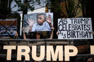 Trump'ın doğum g&uuml;n&uuml;nde New York'ta protesto
