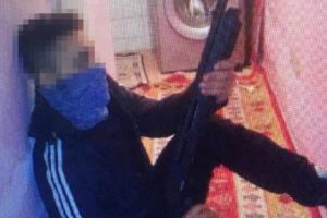 Cezaevi firarisi elindeki bı&ccedil;akla yakalandı