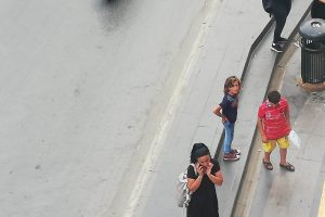 Dilenciden sokak ortasında 'b&ouml;lgeme girdiniz' dayağı