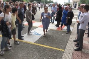 Sınav merkezine son saniyede alkışlar arasında girdi