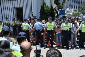 Hong Kong'da h&uuml;k&uuml;metten geri adım