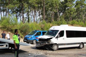 Tur minib&uuml;s&uuml;yle otomobil birbirine girdi