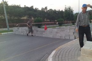 Duvar &ouml;rerek yol ulaşıma kapattılar! 'Dedemizden kaldı'