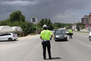 Trafikte makas atan s&uuml;r&uuml;c&uuml;ye sedyede ceza