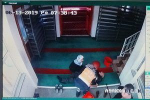 Camiyi temizlemek i&ccedil;in gelmişlerdi... Hayat arkadaşı ellerinde can verdi