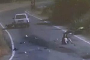 Kaza sonrası ne yapacağını şaşıran s&uuml;r&uuml;c&uuml; &ouml;nce ka&ccedil;tı sonra geri d&ouml;nd&uuml;