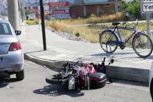 Bursa'da kamyonetin &ccedil;arptığı motosikletin s&uuml;r&uuml;c&uuml;s&uuml; ağır yaralandı
