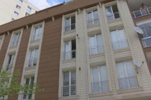 6 yaşındaki &ccedil;ocuk 2. kattan d&uuml;şt&uuml;