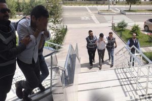 Otob&uuml;ste cinsel i&ccedil;erikli video skandalı
