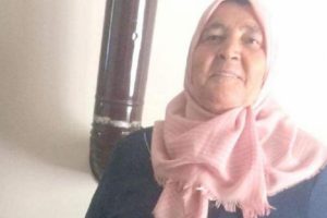 V&uuml;cuduna yapışan keneyi &ccedil;ıkaran kadın &ouml;ld&uuml;