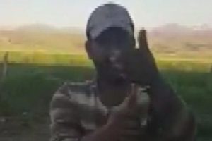 Suriyeli &ccedil;oban dağda bulduğu yılana elini ısırttı