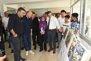 &Uuml;nl&uuml; ressam, &ouml;ğrencilerin resimlerini g&ouml;r&uuml;nce şaşkınlığını gizleyemedi