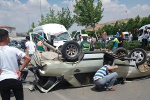 Otomobil ile minib&uuml;s kafa kafaya &ccedil;arpıştı: 2 yaralı