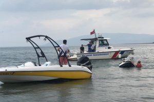 Bursa'da korku dolu anlar! Batmak &uuml;zere olan jet-ski'den atlayan 2 kişi kurtarıldı