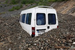 Minib&uuml;s kayan toprağın altında kaldı, s&uuml;r&uuml;c&uuml; kurtarıldı
