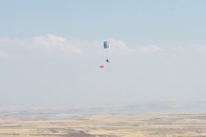 T&uuml;rk Bayrağı g&ouml;ky&uuml;z&uuml;nde dalgalandı