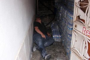 Yeğeninin iş yerinde yangın &ccedil;ıkan amca bayıldı