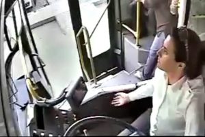Otob&uuml;s şof&ouml;r&uuml;, kalp krizi ge&ccedil;iren yolcuyu hastaneye yetiştirdi