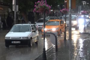 Sağanak yağmur hayatı olumsuz etkiledi