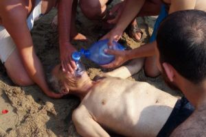 Denizde boğulma tehlikesi ge&ccedil;iren kişi, ambulansta hayata d&ouml;nd&uuml;r&uuml;ld&uuml;