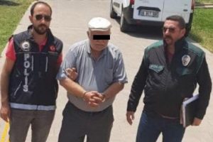 Narkotik k&ouml;peği &ouml;nce buldu, sonra poz verdi