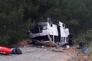 D&uuml;ğ&uuml;ne giden m&uuml;zisyenleri taşıyan minib&uuml;s takla attı: 5 yaralı