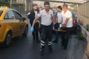 Yolun karşısına ge&ccedil;meye &ccedil;alışan yayaya otomobil &ccedil;arptı