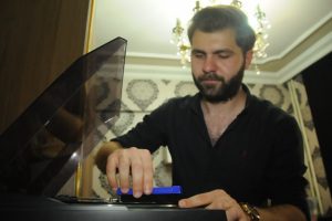 Bursalı gen&ccedil;, otomobil teklifine rağmen plaklarını satmıyor
