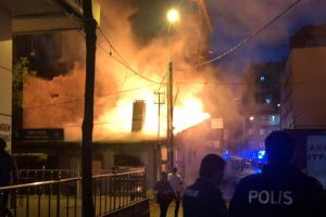 Alev alan lokanta yanındaki b&uuml;feyi de tutuşturdu