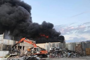 Plastik geri d&ouml;n&uuml;ş&uuml;m at&ouml;lyesinde yangın
