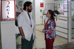 Hastane kapısında hemşireye b&uuml;y&uuml;k şok!