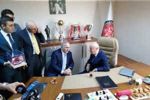 Devlet Bah&ccedil;eli, Karag&uuml;mr&uuml;k Spor Kul&uuml;b&uuml;'n&uuml; ziyaret etti
