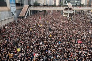 Hong Kong'da g&ouml;steriler s&uuml;r&uuml;yor