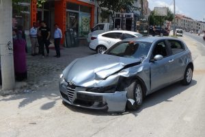 Bursa'da iki otomobil kafa kafaya &ccedil;arpıştı: 3 yaralı