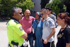 Polis, &ouml;ğrenciyi trafiği durdurup yeni kimlik &ccedil;ıkartarak sınava yetiştirdi
