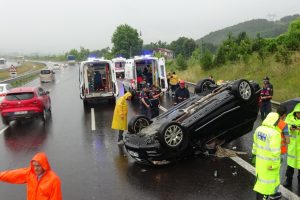Otomobil taklalar atarak devrildi! 4 yaralı