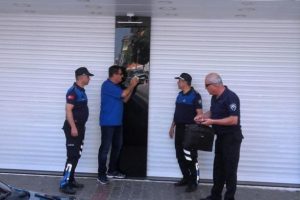Turist grubu dolandıran kuyumcu d&uuml;kkanı m&uuml;h&uuml;rlendi