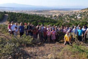 40 yıllık ağa&ccedil;ların kesilmesine mahalleliden tepki