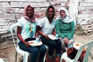 Afrikalı kardeşler, arkadaş ziyaretine geldikleri k&ouml;y&uuml;n hayır yemeğine katıldı
