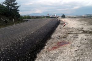 Motosiklet y&ouml;n tabelasına &ccedil;arptı: Baba &ouml;ld&uuml;, 2 &ccedil;ocuğu yaralandı