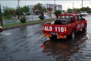 Sağanak ağa&ccedil;ları ve elektrik direklerini devirdi