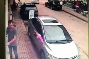 2 yaşındaki &ccedil;ocuk beton zemine &ccedil;akıldı