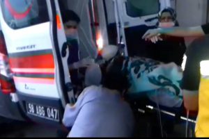 Arazide &ccedil;obanların &uuml;zerine yıldırım d&uuml;şt&uuml;: 2 yaralı