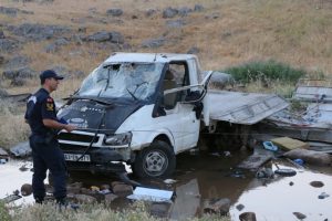 İş&ccedil;ilerin taşındığı kamyonet devrildi: 6 yaralı