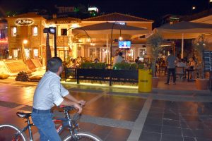Vatandaşlar ortak yayına kitlendi, kafeterya ve restoranları doldurdu