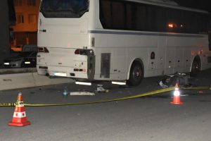 Motosiklet park halindeki otob&uuml;se &ccedil;arptı: 1 &ouml;l&uuml;, 1 ağır yaralı