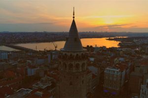 Galata Kulesi kızıla b&uuml;r&uuml;nd&uuml;
