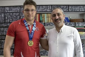 Adalet Bakanı G&uuml;l, milli g&uuml;reş&ccedil;i Bakır'ı ziyaret etti